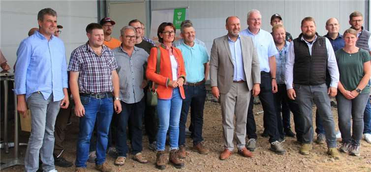 Gute Laune gab es beim Bauerntreffen auf dem Vulkanhof nur fürs Foto.  Foto: GS