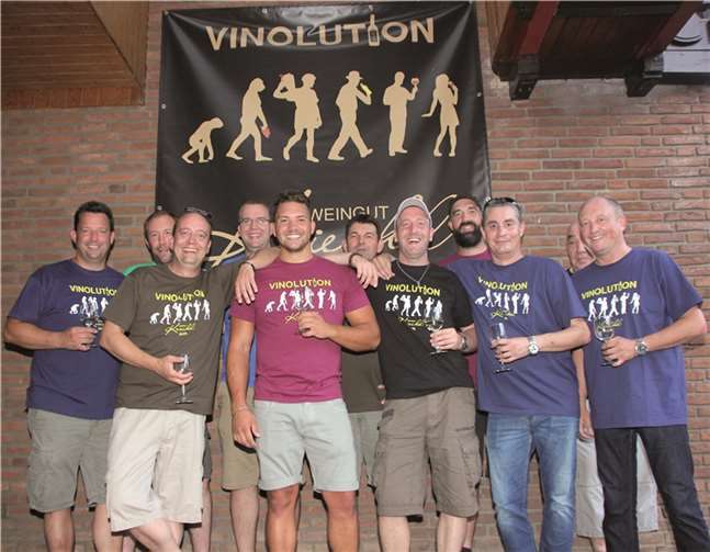 Gute Laune herrscht bei den Teilnehmern und dem Weingut Peter Kriechel vor dem Start der Rallye.