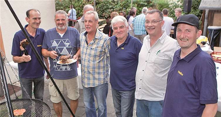 Gute Laune herrscht beim Sommerfest des NCR Blau-Gold Rheinbach, wo es wieder Leckeres vom Grill für die Gäste gab. JOST