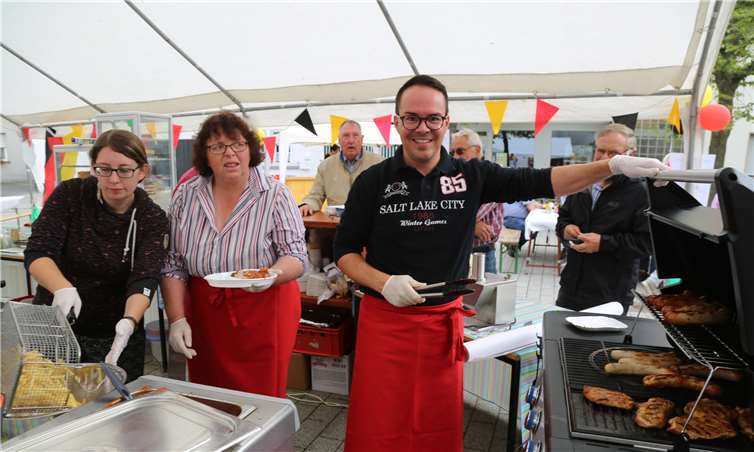 Gute Laune herrschte an der Grillstation bei den Merler Kulturtagen. StF