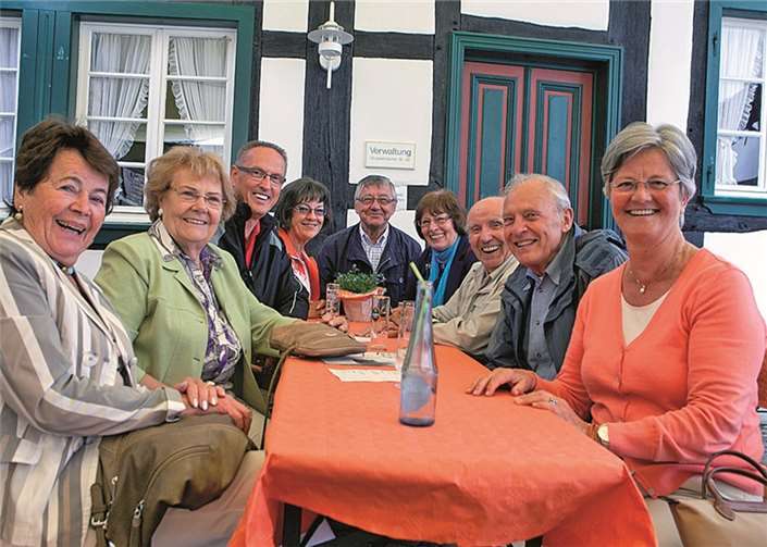 Gute Laune herrschte bei den Besuchern des Vierten Rheinbacher Bürgerbrunches. Darunter auch Geburtstagskind Brigitte Emme (li.), die mit ihren Freunden nach dem Besuch des Glasmuseums ein wenig feierte. VJ