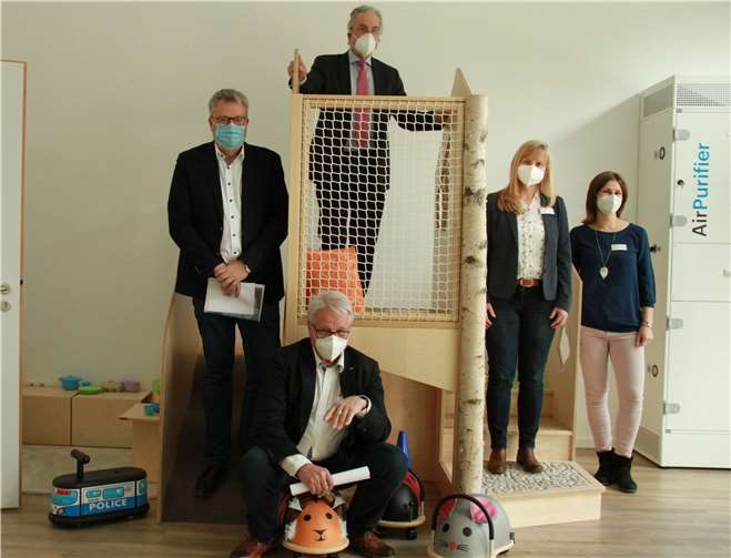 Gute Laune herrschte bei der offiziellen Eröffnung der "Strünzer Pänz": Geschäftsführer Bruno Horn von der Niedax, Beigeordneter Flippo Wölbert, Bürgermeister Hans Georg Faust, die kom. Leiterin Leni Hahn und Stefanie Salz 8v. li.) freuen sich sehr über das Erreichte. Fotos: KBL