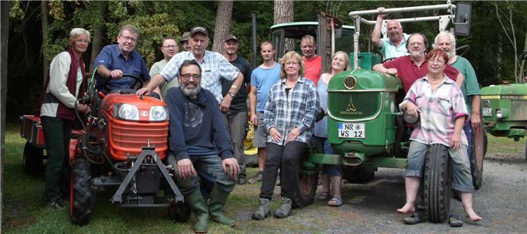 Gute Laune herrschte vor der Rodenbacher Grillhütte, an der sich die freiwilligen Einsatzkräfte getroffen hatten und sich von Erwin Velten nach Beendigung der Arbeiten zur Erinnerung ablichten ließen.Foto:
