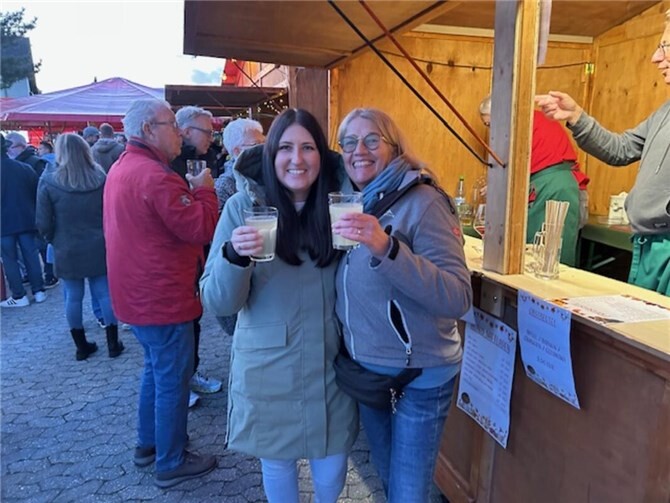 Trotz Wetterkapriolen wieder eine starke Leistung der Dorfgemeinschaft Gute Laune mit frischem Obstsaft.