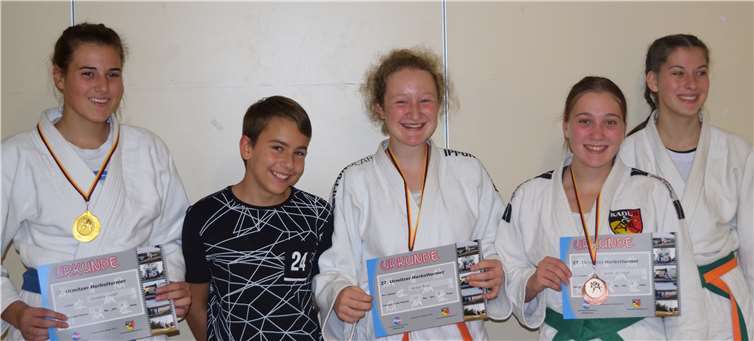 Gute Laune nach starkem Wettkampf in Urmitz: Christiane Giesen, Shana de Maijer, Amelie Kröpfl, Aliyah Schneising und Jamy Giesen vom Judo Club Maifeld.Foto: Judo Club Maifeld