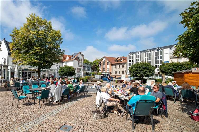 Gute Laune, tolles Wetter und ein schönes Zusammensein beim Frühstück am Marktplatz. Foto: VG Selters