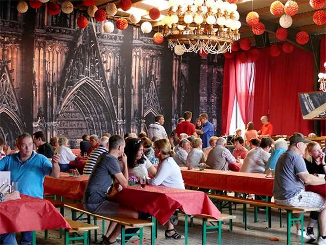 Gute Laune und beste Verpflegung in der außergewöhnlichen Scheune. -CEW-