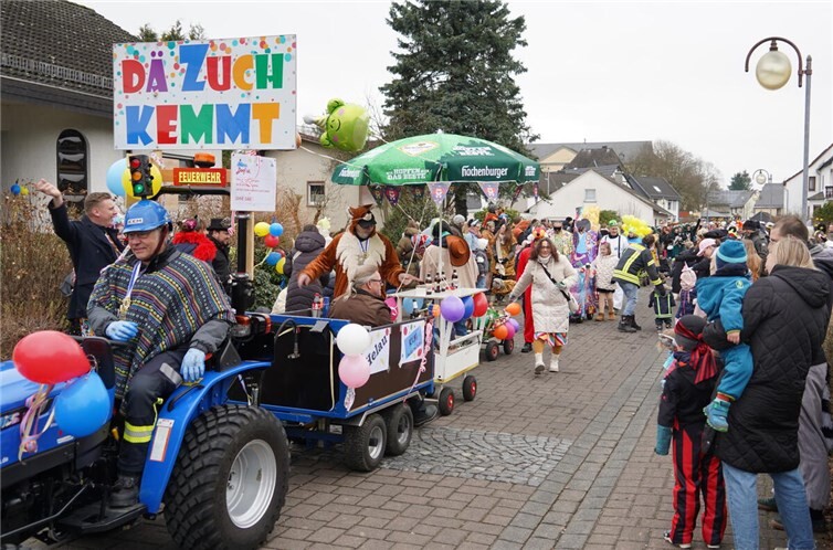 Gute Laune und eine ausgelassene Stimmung begleiteten den Bollerwagenumzug durch Marienrachdorf.