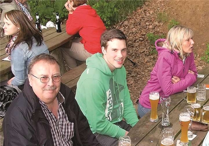 Gute Laune und kühle Getränke bei Germanias Waldfest.