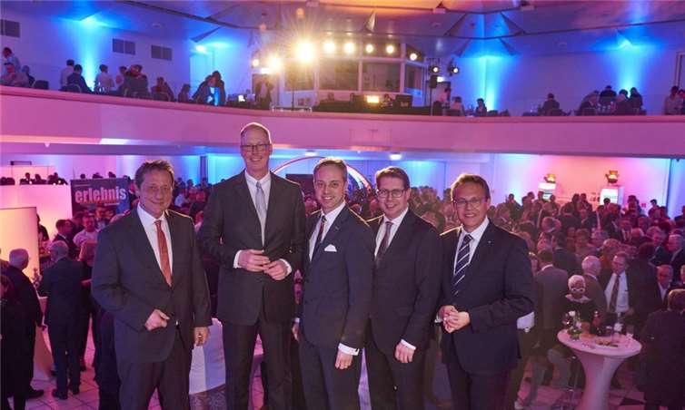 Westerwald Bank freut sich über erfolgreiches Geschäftsjahr 2018 Gute Laune zum Start ins Jahr 2019 beim Neujahrsempfang der Westerwald Bank in Ransbach-Baumbach (v.l.): Der Westerwälder Landrat Achim Schwickert, Bankvorstandssprecher Wilhelm Höser, Bürgermeister Michael Merz und die Bankvorstände Andreas Tillmanns und Dr. Ralf Kölbach. Fotos: Westerwald Bank/Bianca Richter, Highlight Fotostudio, Hachenburg