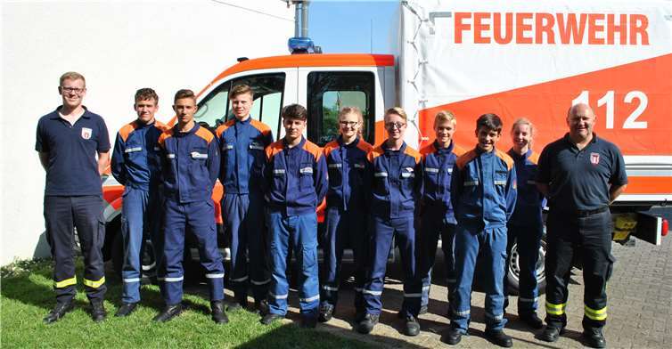 Gute Leistung wurde belohnt: Jugendwart Nils Klein (li.) und Wehrführer Norbert Fachbach (re.) gratulieren den Jungen und Mädchen zur erfolgreichen Abnahme der Leistungsspange. E. Brüning