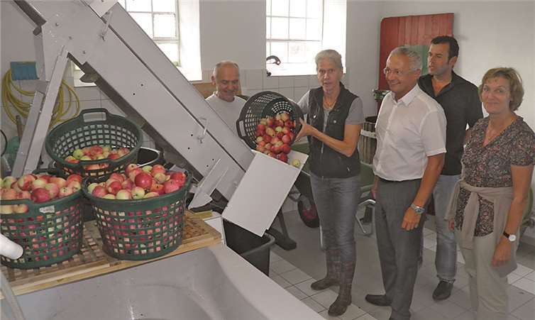 Gute Nachricht für alle Eigentümer von Apfelbäumen, die ihr Obst zu Saft verarbeiten lassen möchten: Kürzlich konnten Werner und Elisabeth Nink (von links) in Neuwied Heimbach-Weis ihren neu ausgerüsteten Betrieb der Öffentlichkeit vorstellen. Modernste Technologie hat in den ehemaligen Stallgebäuden in der Engersgaustraße Einzug gehalten. Die ersten Äpfel wurden bereits gepresst und zu einem gesunden Apfelsaft verarbeitet. Auch der 1. Kreisbeigeordnete Achim Hallerbach war als Umweltdezernent der Kreisverwaltung vom Engagement der Familie Nink begeistert.Kreisverwaltung