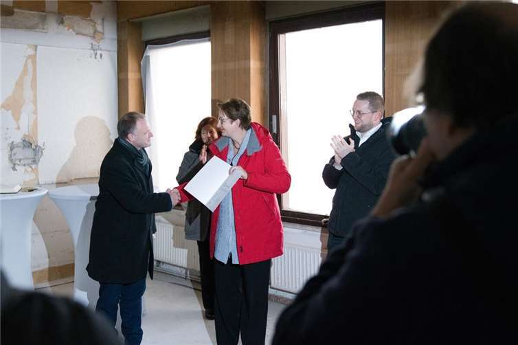Gute Nachrichten für Neuwied: Kürzlich war Bundesbauministerin Klara Geywitz in der Deichstadt zu Gast, um den Förderbescheid für die Umgestaltung der Deichkrone in Höhe von 4,5 Millionen Euro zu übergeben. Darüber freute sich der heimische Bundestagsabgeordnete Martin Diedenhofen (SPD). Foto: Christian Spies
