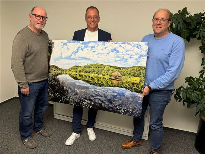 Gute Nachrichten vom Fremdenverkehrszweckverband Riedener Mühlen: Die Badesaison am Riedener Waldsee kann beginnen. Dem Badewasser wurde wieder eine ausgezeichnete Qualität attestiert. Andreas Doll (von links), Ortsbürgermeister Rieden und stellvertretender Verbandsvorsteher, Jörg Lempertz, Bürgermeister VG Mendig und Verbandsvorsteher, und Rudolf Schüller, Ortsbürgermeister Volkesfeld und stellvertretender Verbandsvorsteher, blicken voller Vorfreude auf die bevorstehende Badesaison am Waldsee.  Archiv-Foto: Fabian Schneider/VG-Verwaltung Mendig