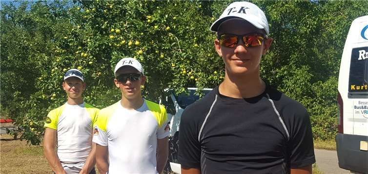 Gute Platzierungen bei guten Ruderbedingungen auf der Mosel in Trier. Mit einem ersten Platz in Zweier (U19) und einem zweiten Platz im Einer (U17) war die kleine Mannschaft (v.l.n.r.) mit Simon Haible, Julian Harwardt und Felix Bischof mit ihrem betreuenden Trainer Michael Hippert sehr zurfrieden. Foto: Privat