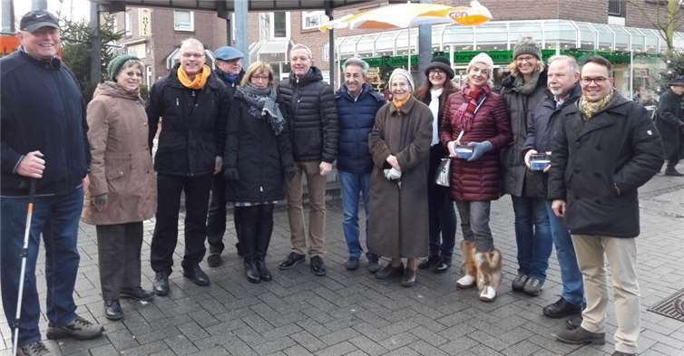 Gute Stimmung: Die CDU Meckenheim bekam beim Verteilen von kleinen Überraschungen Unterstützung von Oliver Krauß (im Bild Dritter von links) und Norbert Röttgen (Fünfter von links). Zwischen ihnen: Vorsitzende Katja Kroeger. privat