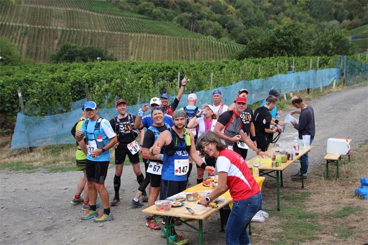 Gute Stimmung am Verpflegungsposten in den Weinbergen von Mayschoß