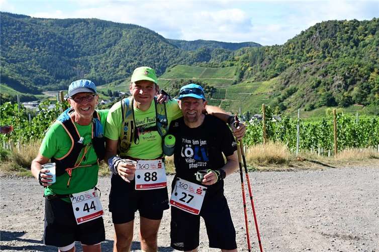 Viele glückliche Finisher Gute Stimmung am Verpflegungspunkt in den Weinbergen oberhalb von Mayschoß. Foto: Jojo Laubner