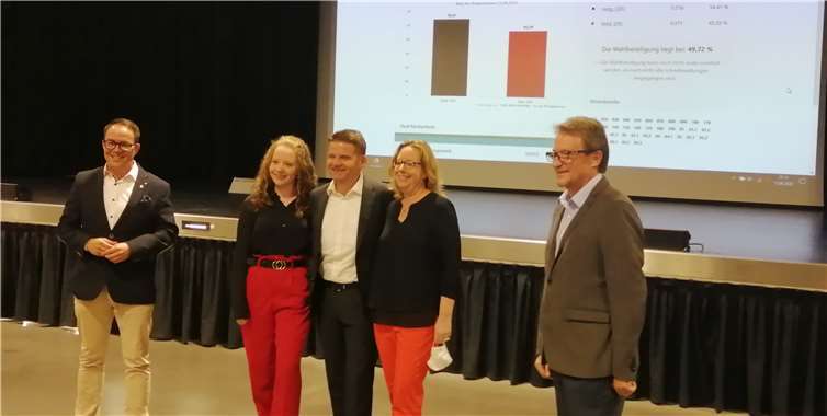 Gute Stimmung am Wahlabend: Holger Jung (Bildmitte mit seiner Tochter Carlotta und seiner Frau Christiane Jung), Joachim Kühlwetter (links) und Rainer Friedrich freuen sich über den Wahlerfolg. Foto: privat