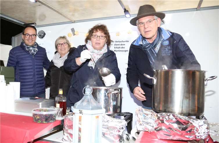 Gute Stimmung an der Glühweinbude, woGetränke für den guten Zweck verkauft wurden.