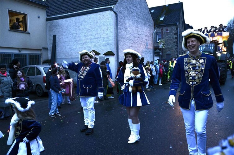Gute Stimmung auf dem Abendumzug in Naunheim. 