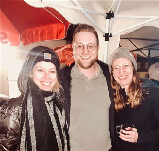 Gute Stimmung bei dem Auftakt „Diedenhofen und Horstmann grillen“. Lana Horstmann, MdL und Martin Diedenhofen, MdB mit der kandidierenden Maren Dümmler zur Ortsvorsteherin für Oberbieber. Foto: Ingelore Troß-Fergen