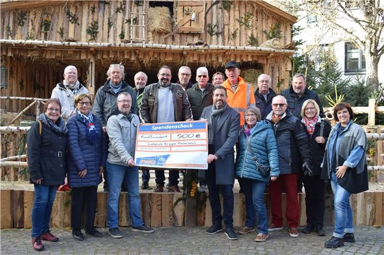 Gute Stimmung bei den FWG Mitgliedern und den Teammitgliedern der Krippenbauer bei der Checkübergabe. Foto: Iris Hiller / FWG