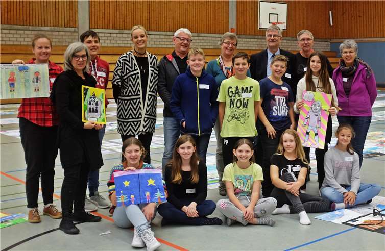 Gute Stimmung bei den Jury-Mitgliedern: Sie trafen sich in der Sporthalle der IGS Pellenz zur Bewertung der eingereichten Bilder für den Präventionswettbewerb der Unfallkasse. Fotos: Unfallkasse RLP