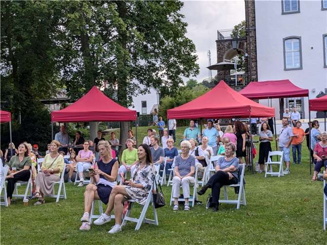 Gute Stimmung bei den Konzertbesuchern im Brohler Schlosspark.