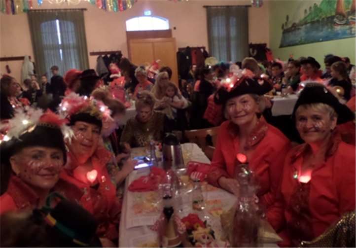 Gute Stimmung bei den Möhnen im Saal.