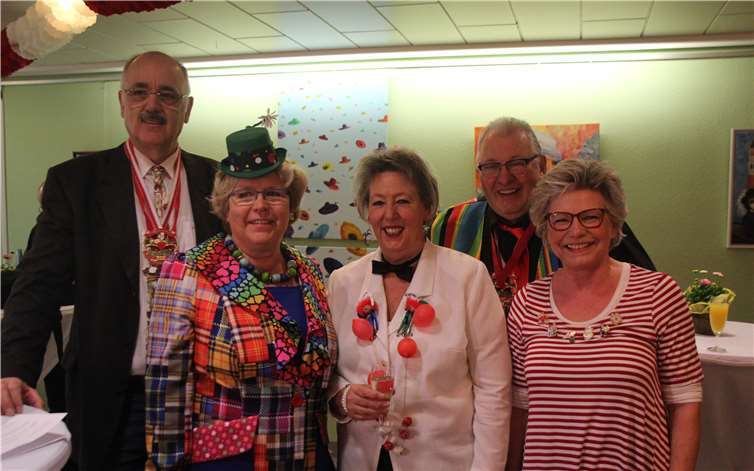 Gute Stimmung bei der Erstürmung des Rathauses: Hans-Josef Marx, Bürgermeisterin Gabriele Hermann-Lersch, Karin Buhr, Karl-Heinz Bernardy und Elfi Vorbau, „Vereinslotsin“ für die Bad Breisiger Vereine - natürlich auch Karnevalsvereine (v.l.).