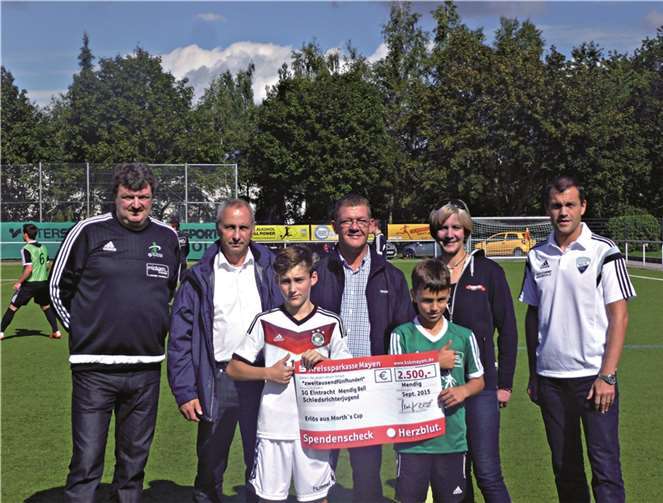 Gute Stimmung bei der Scheckübergabe bei allen beteiligten. privat