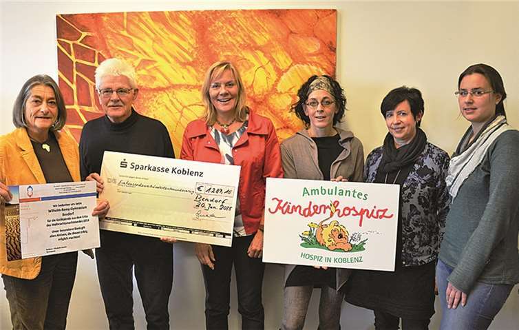 Gute Stimmung bei der Spendenübergabe an die sozialen Einrichtungen (v.l.): Fam. Schulke (dt.-nab. Schulpartnerschaft), Schulleiterin Frau L. Schneider, Frau Masendorf (Kinderhospiz), Frau B. Laux und Frau S. Dusar.privat