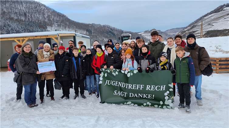 Gute Stimmung bei der Spendenübergabe kurz vor der Abfahrt ins Phantasialand (vordere Reihe v. l.): Kerstin Sievert (RMI), Rosi Schreiner und Gudrun Wolff zusammen mit den Jugendlichen und weiteren Betreuern. Foto: Volker Geber/RMI