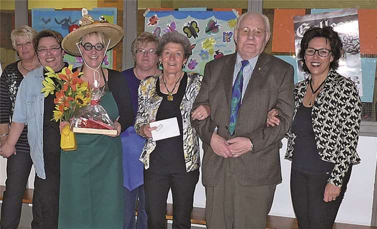 Gute Stimmung bei der Spendenübergabe (v.l.): U. Grietsch, S. Pogorzelsky, M. Grietsch, U. Nelles vom Damen-Komitee sowie E. Bongartz, W. Wiechert und S. Josten-Schneider.privat