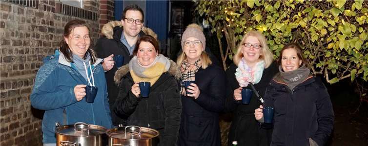 Gute Stimmung beim Adventsfenster der Drachenhöhle.Foto: privat