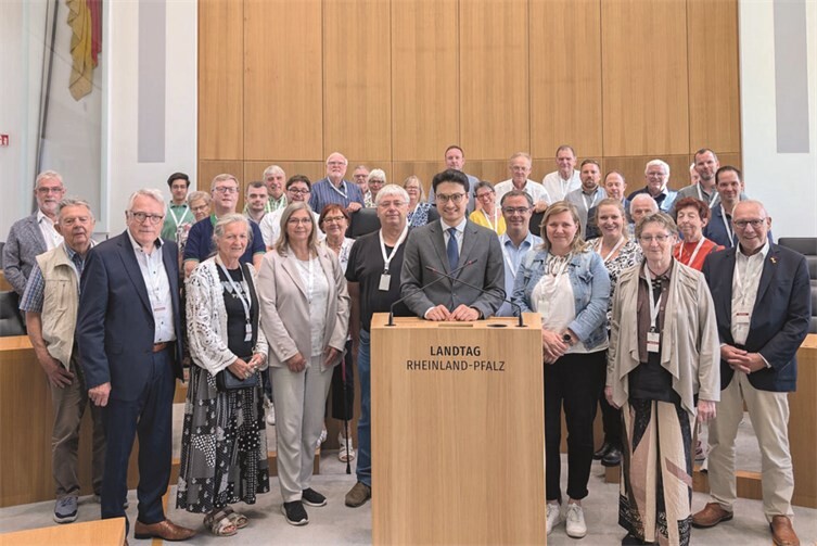 Gute Stimmung beim Besuch im Mainzer Landtag: Die Koblenzer Christdemokraten sind stolz auf ihren Landtagsabgeordneten Philip Rünz, der die Gästeschar gern durch die „heiligen Hallen“ der Landeshauptstadt führte. Natürlich durfte das gemeinsame Erinnerungsfoto nicht fehlen. 