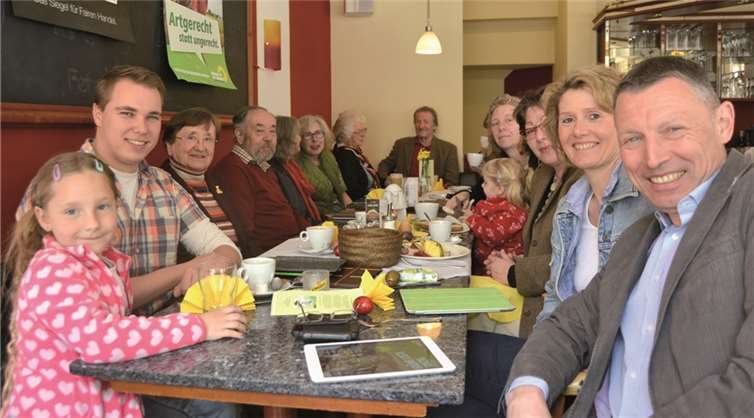 Gute Stimmung beim Grünen Osterfrühstück.privat
