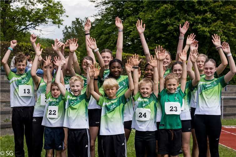Gute Stimmung beim LAV 23 beim Aggerstadion Opening in Troisdorf. Nicht alle sind auf dem Bild, da zum Aufnahmezeitpunkt noch Wettbewerbe liefen. Foto: S. Groß