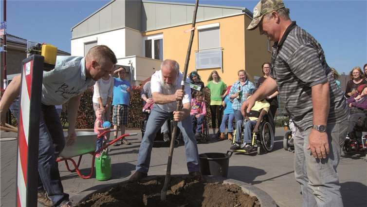 Gute Stimmung beim nachbarschaftlichen Baumpflanzen im Niederflur in Kettig.