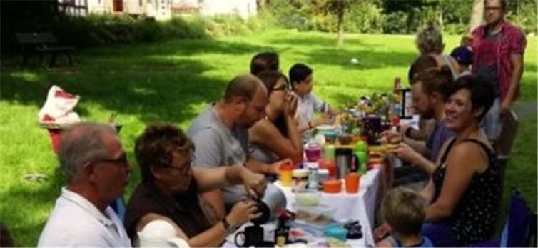 Gute Stimmung beim reichhaltigen Frühstück.privat