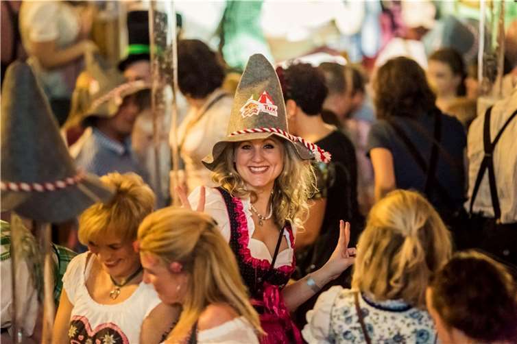 Gute Stimmung erwartet die Gäste bei der Hüttengaudi.  Quelle: ds marketing/Copyright: Niki Siegenbruck - Foto & Grafik, Koeln