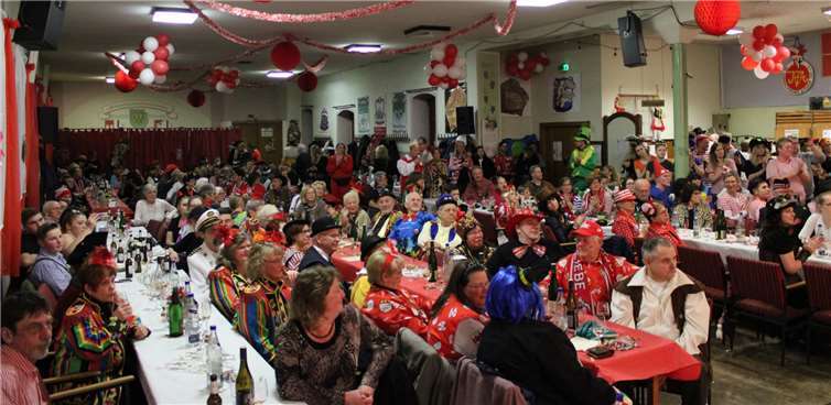 Gute Stimmung herrsche im rappelvollen Saal. Fotos: DU
