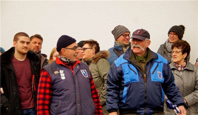 Gute Stimmung herrschte auf dem Parkplatz des CAP-Marktes am Samstagnachmittag bei den Traktorfreunden und den Besuchern. Fotos: MIH (4)