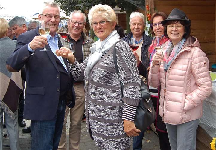 Gute Stimmung herrschte bei Jazz und Wein am Rheinufer. Foto: FA