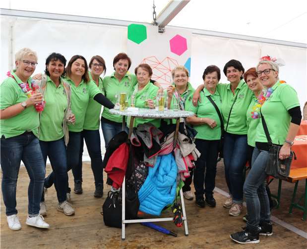 Gute Stimmung herrschte bei den Besucherinnenund Besucher des Kartoffelmarktes in Steimel. Fotos. UP