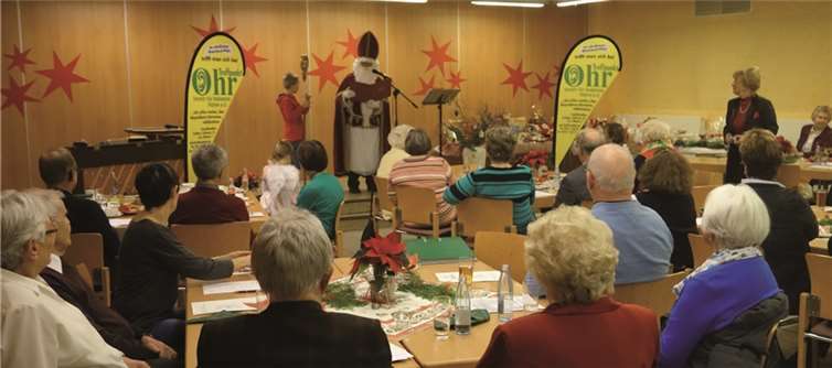 Gute Stimmung herrschte beim Besuch des Nikolauses auf der Weihnachtsfeier bei Treffpunkt Ohr in St. Franziskus. privat