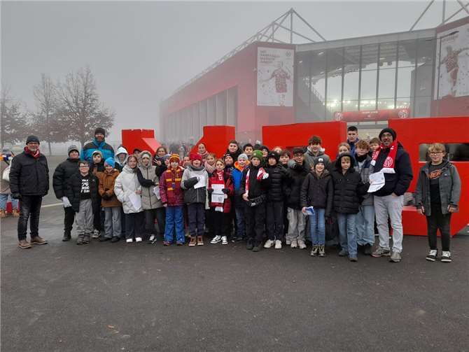 Schülerinnen und Schüler erleben Mainz 05-Sieg live im Stadion Gute Stimmung herrschte unter den fußballbegeisterten Schülern der Schule an der Untermosel. Foto: Realschule plus und FOS Untermosel