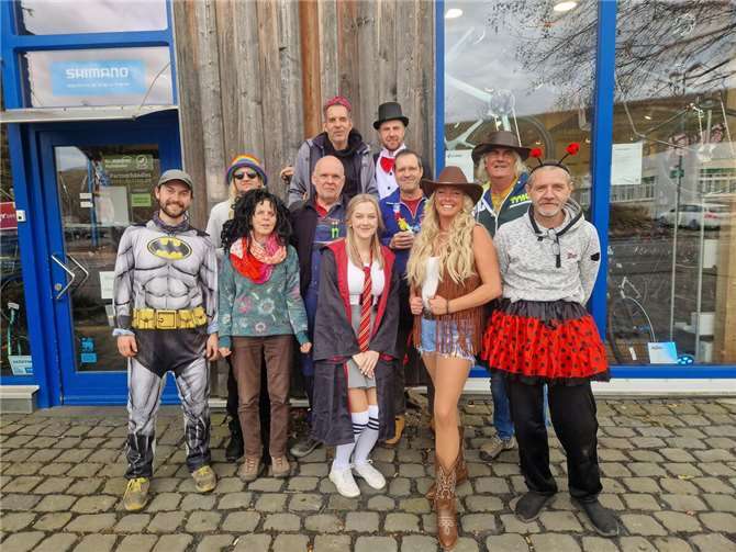 Gute Stimmung im Team des Basislagers, wie hier im Karneval. Fotos: KS