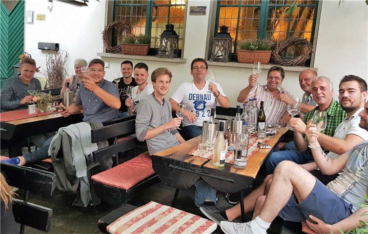 Fußball trifft auf Weingut Gute Stimmung im Weingut Kreuzberg.Foto: SV Dernau